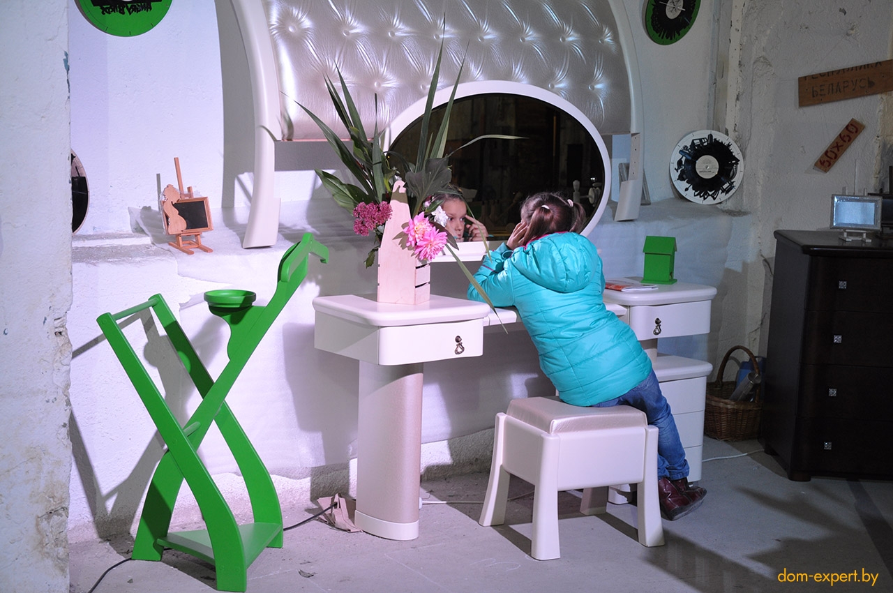 Кресло, куклы, два стола. Чем удивила (и чем огорчила) дизайнерская выставка «Канапа маркет»