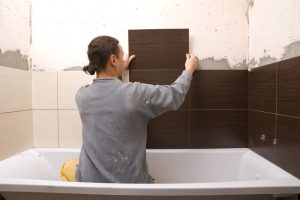 Считаем среднюю стоимость укладки плитки в ванной: материалы и услуги плиточника
