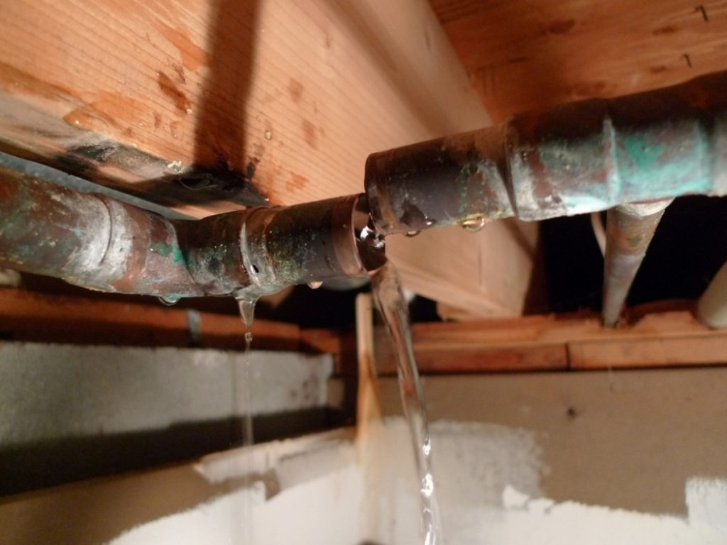Что делать, если замерзли канализация и водопровод в частном доме?