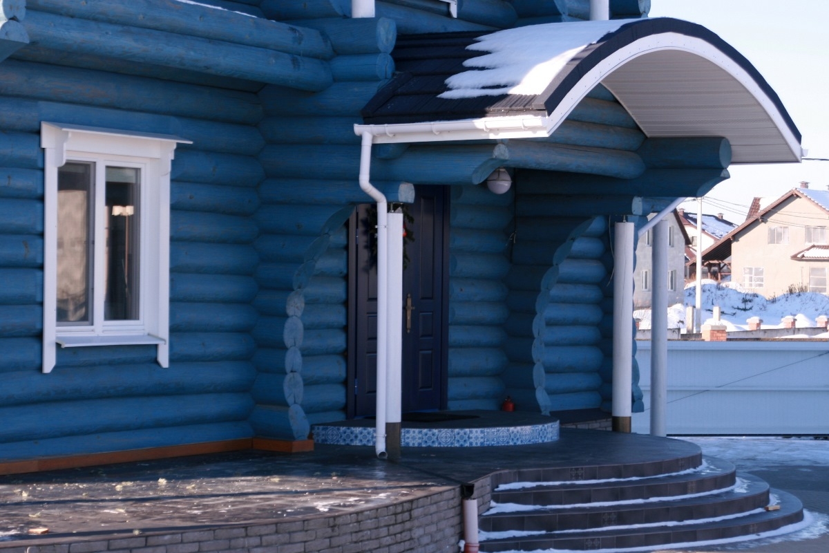 Блондинка спроектировала и построила голубой дом из сруба. Личный опыт