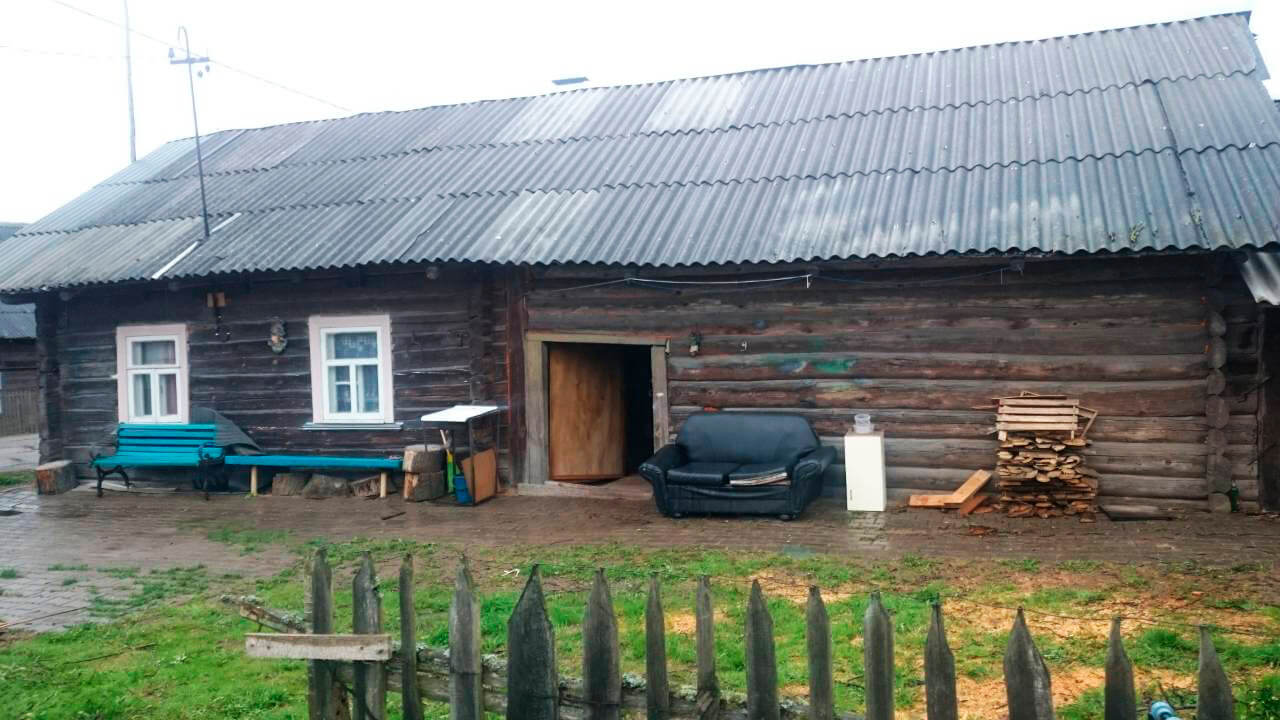 70 «квадратов» на две семьи. Под Минском построили современный «каркасник» с плоской крышей