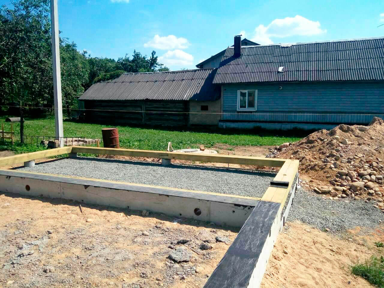 70 «квадратов» на две семьи. Под Минском построили современный «каркасник» с плоской крышей