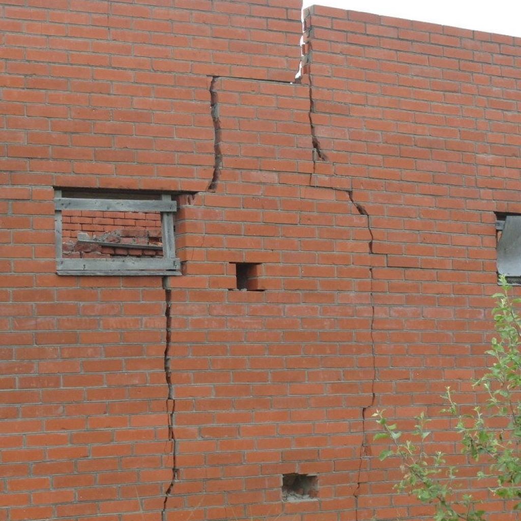 Кирпичный дом трещина. Усадочные трещины в кирпичной кладке. Трещины в стенах здания. Трещина в кирпичной стене. Трещины в фундаменте.