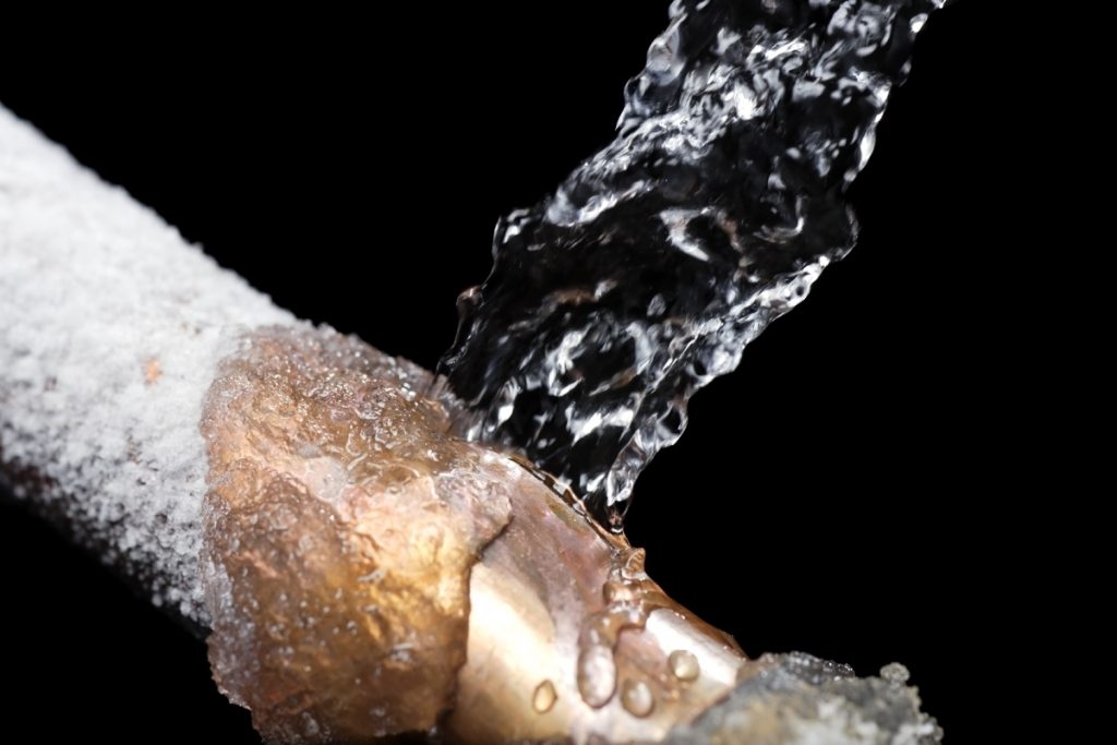 Что делать, если замерзли канализация и водопровод в частном доме?