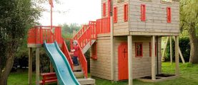 Детская площадка своими руками: строим домик на сваях