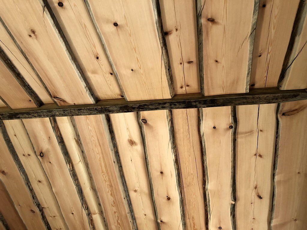 Какой материал можно использовать для отделки потолка в деревянном доме