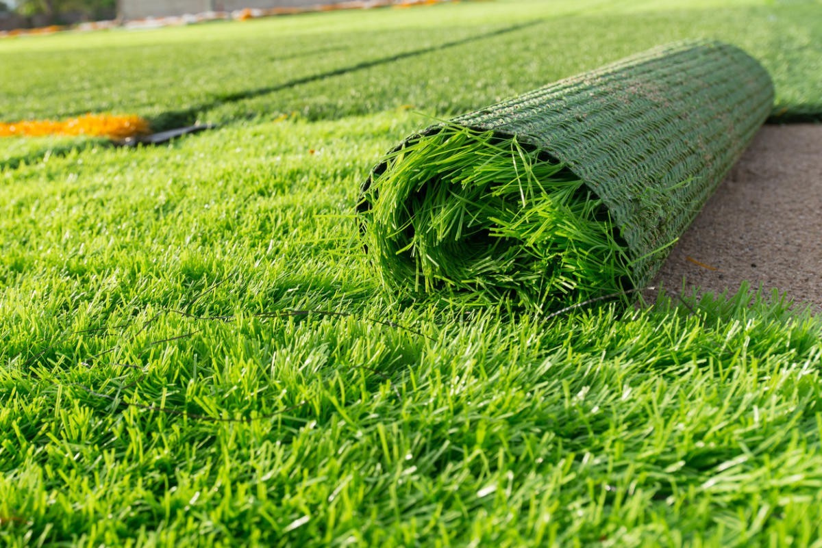 Искусственный газон: достоинства и недостатки покрытия