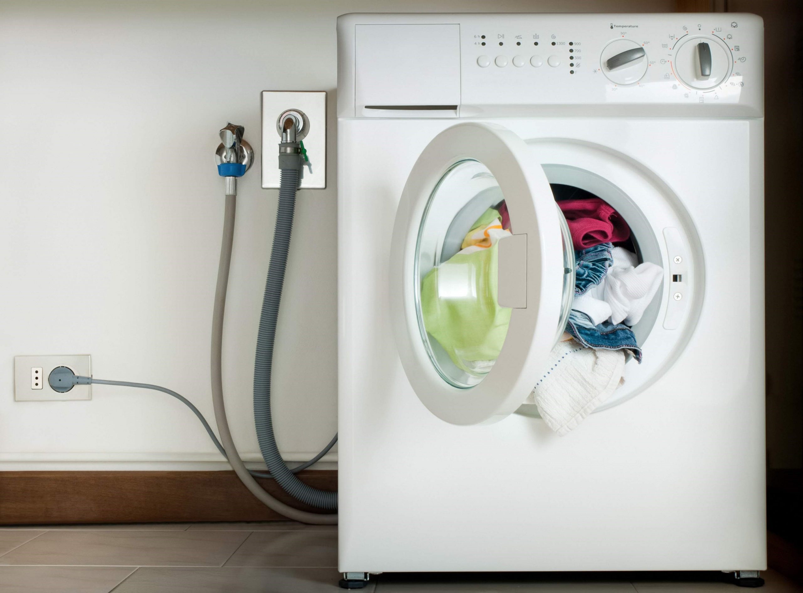 Подключение автоматической стиральной машины в благоустроенной квартире и в доме без водопровода