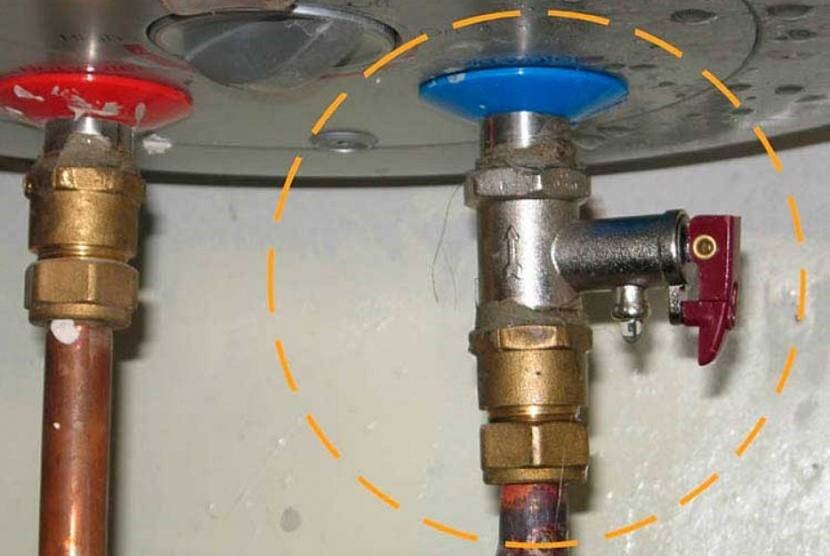 Как можно быстро слить воду из накопительного бака электрического бытового водонагревателя
