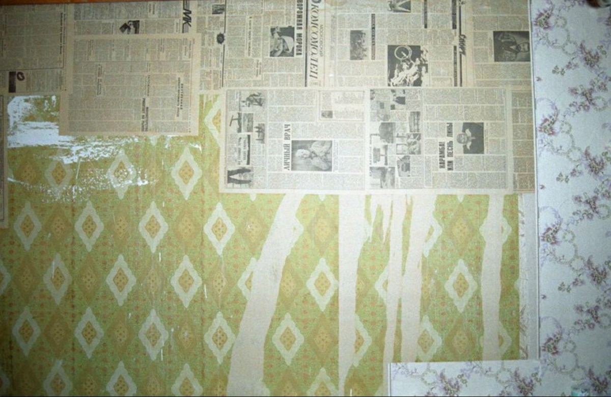 Зачем в советские времена стены иногда оклеивали старыми газетами