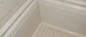 Плинтусы для ванной: напольные детали, потолочные галтели и герметизирующие бордюры для ванн