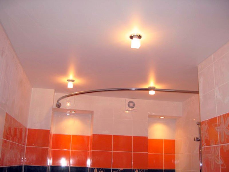 Особенности выбора и разновидности натяжных потолков для ванной