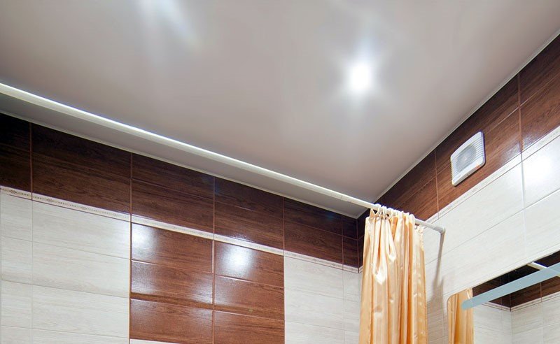 Особенности выбора и разновидности натяжных потолков для ванной