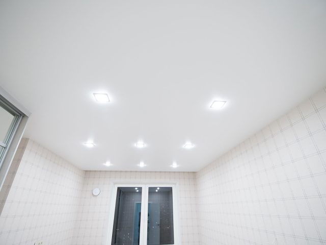 Визуальное увеличение пространства с помощью натяжных потолков — дизайн, цвет и свет